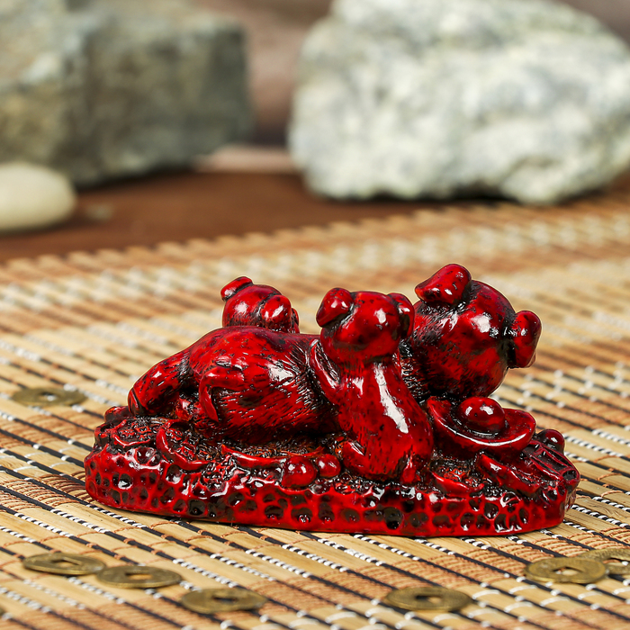Нэцке полистоун "Поросята на китайских монетах" тёмно-красный 5х8,6х4,7 см