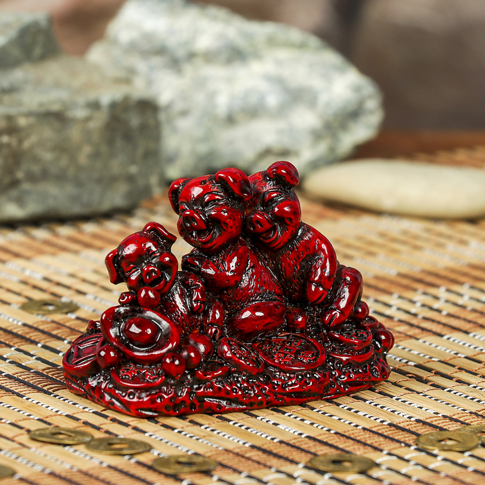 Нэцке полистоун "Три поросёнка на китайских монетах" тёмно-красный 5,4х7,8х4,9 см