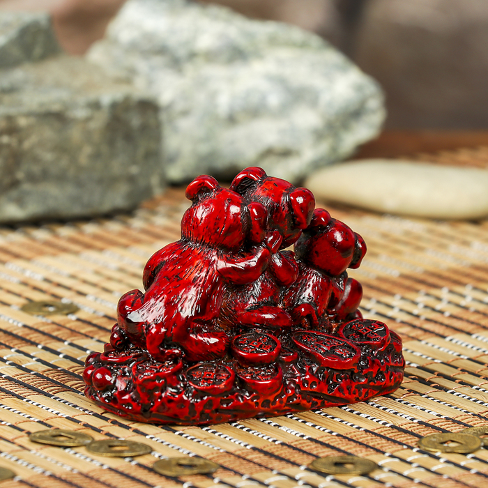 Нэцке полистоун "Три поросёнка на китайских монетах" тёмно-красный 5,4х7,8х4,9 см