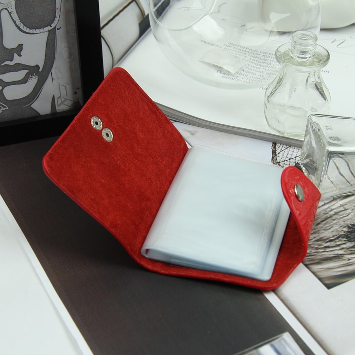 Визитница вертикальная, лак рептилия, 1 ряд, 26 листов, цвет красный