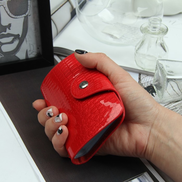 Визитница вертикальная, лак рептилия, 1 ряд, 26 листов, цвет красный