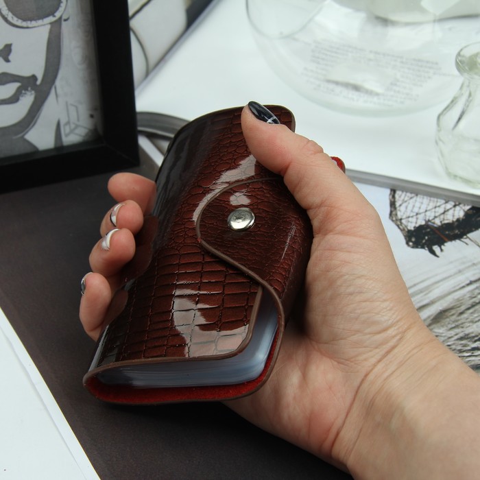 Визитница вертикальная, лак рептилия, 1 ряд, 26 листов, цвет коричневый