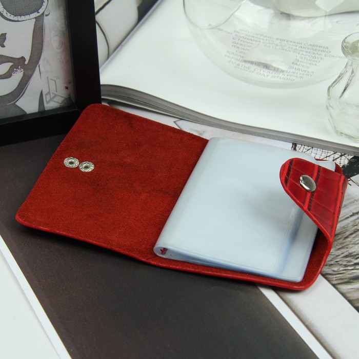 Визитница вертикальная, 1 ряд, 26 листов, крокодил, цвет красный