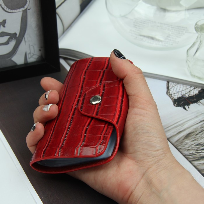 Визитница вертикальная, 1 ряд, 26 листов, крокодил, цвет красный