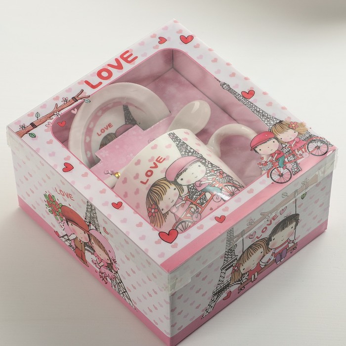 Кружка 320 мл "Влюбленные в Париже", с подставкой и ложкой, рисунок МИКС