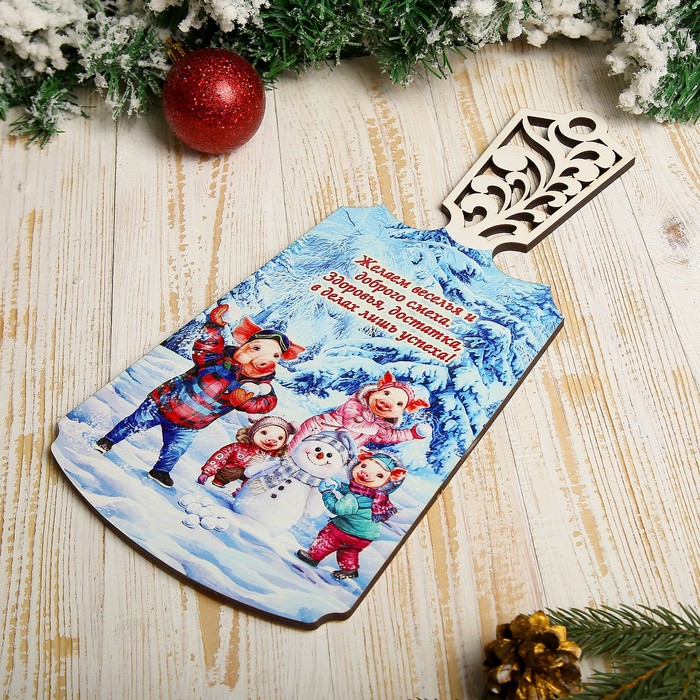 Доска разделочная «Хрюши играют в снежки», с резной ручкой, 17,5×37,2×0,5 см