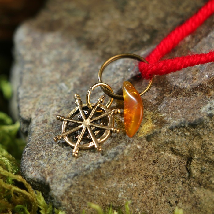 Браслет-оберег "Красная нить. Штурвал" с подвеской, янтарь