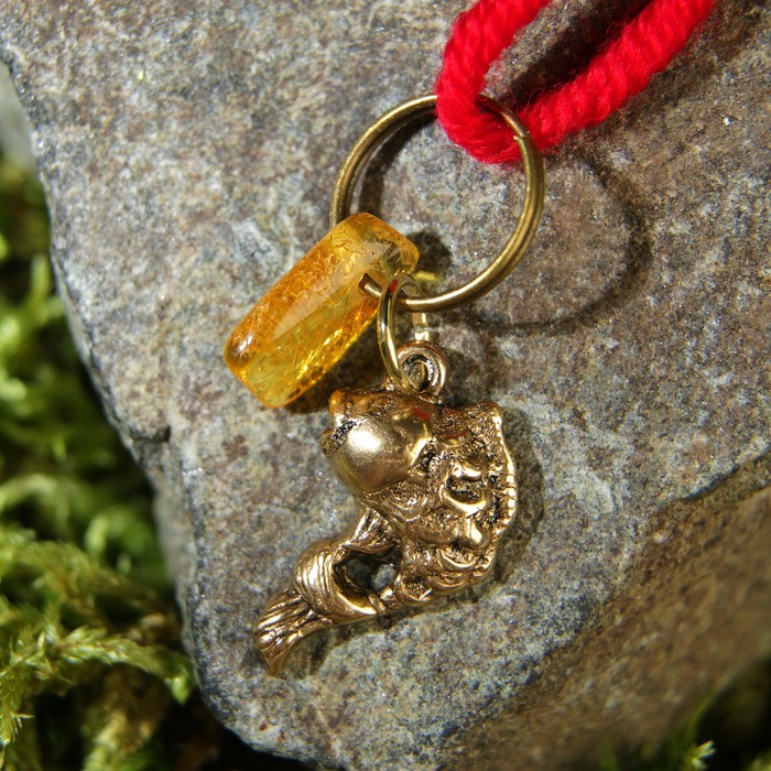 Браслет-оберег "Красная нить. Рыбка" с подвеской, янтарь