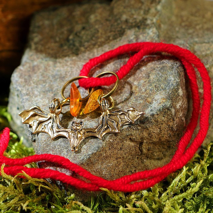 Браслет-оберег "Красная нить. Летучая мышь" с подвеской, янтарь
