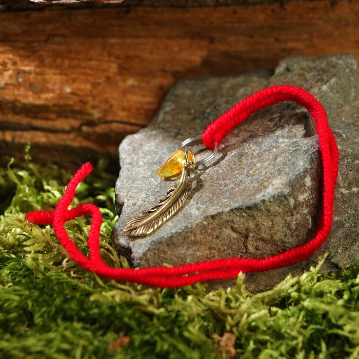 Браслет-оберег "Красная нить. Пёрышко" с подвеской, янтарь