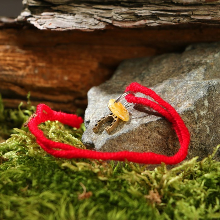 Браслет-оберег "Красная нить. Подкова" с подвеской, янтарь