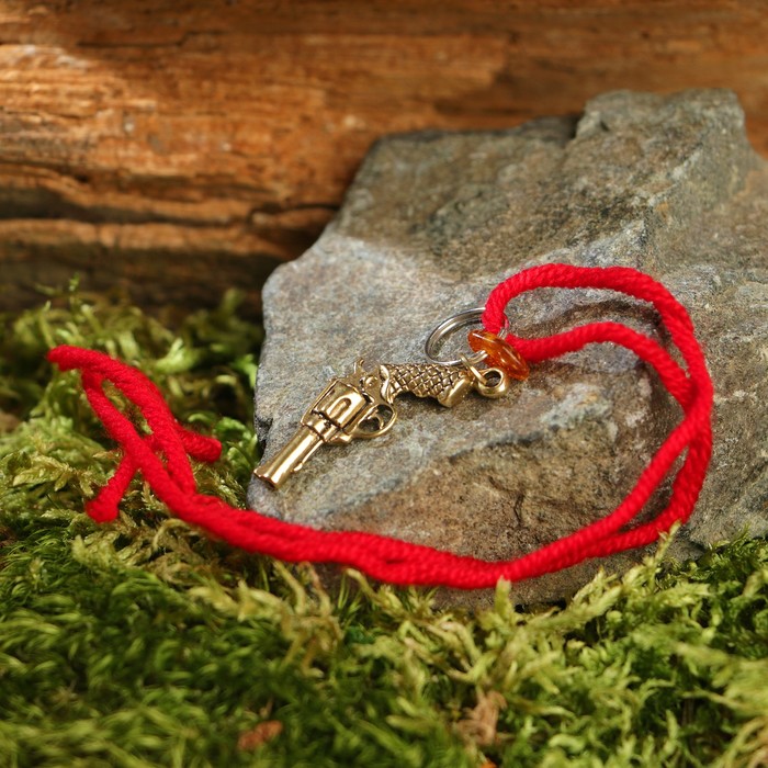 Браслет-оберег "Красная нить. Револьвер" с подвеской, янтарь