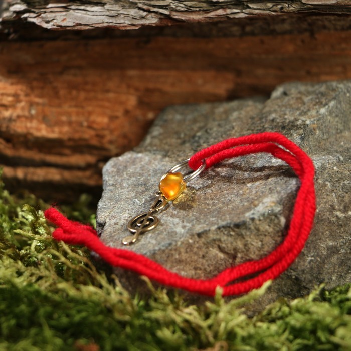 Браслет-оберег "Красная нить. Музыкальный ключ" с подвеской, янтарь