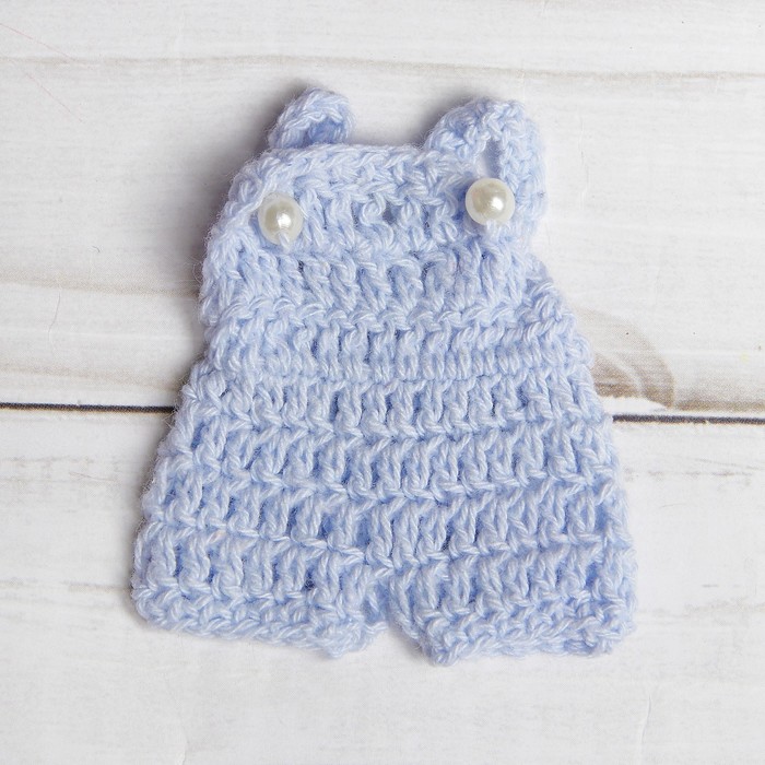 Комбинезон для куклы вязаный, цвет голубой