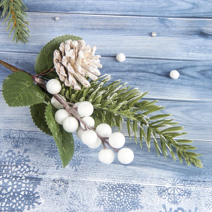 Декор "Белые россы" 20 см шишка с ягодками матовый