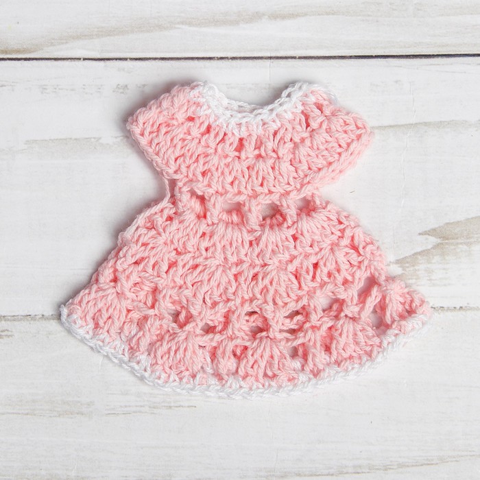 Платье для куклы вязаное, цвет розовый с белой каёмкой