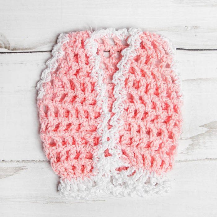 Жилет для куклы вязаный, цвет розовый с белой каёмкой