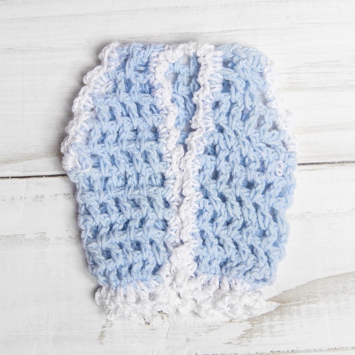 Жилет для куклы вязаный, цвет голубой с белой каёмкой