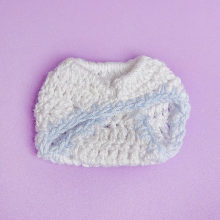 Памперс для куклы вязаный, цвет белый с голубой каёмкой