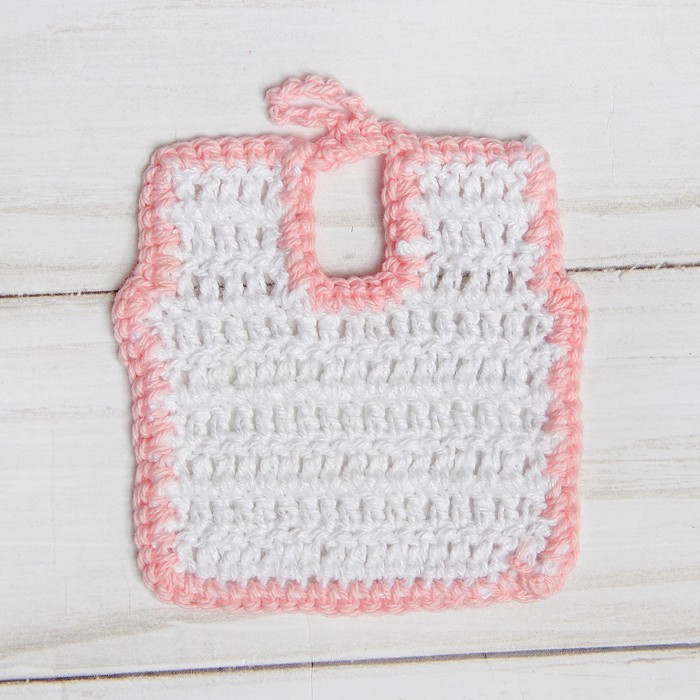 Нагрудник для куклы вязаный, цвет белый с розовой каёмкой