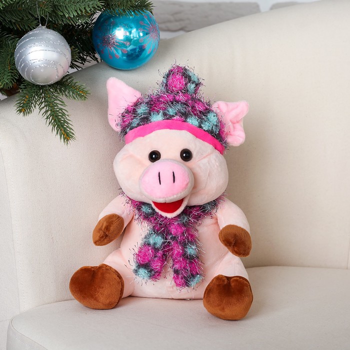 Мягкая игрушка "Свинка в вязаной шапочке и шарфе" 22 см