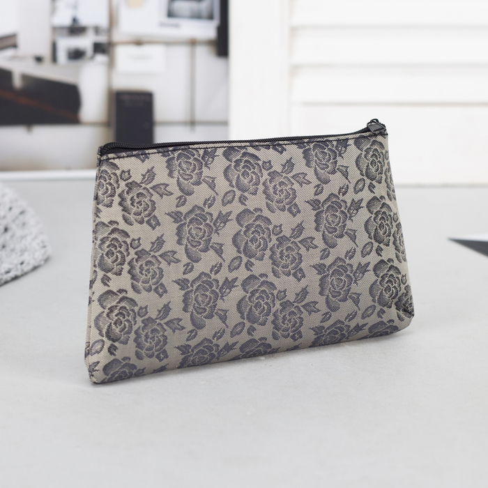 Косметичка простая "Розы", отдел на молнии, цвет кофе