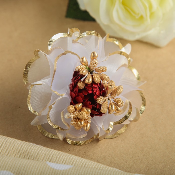 Бант для девочек с резинкой "Яблочный пирог" белый, с золотой каймой, красным цветком, 10 см