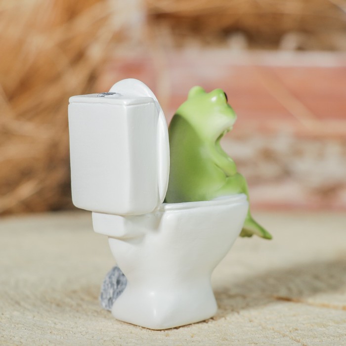 Сувенир полистоун "Лягушка на унитазе" 6х4,5х7 см
