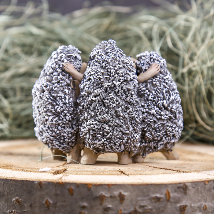 Сувенир полистоун "Ежики троица" 8,5х4,5х6,5 см