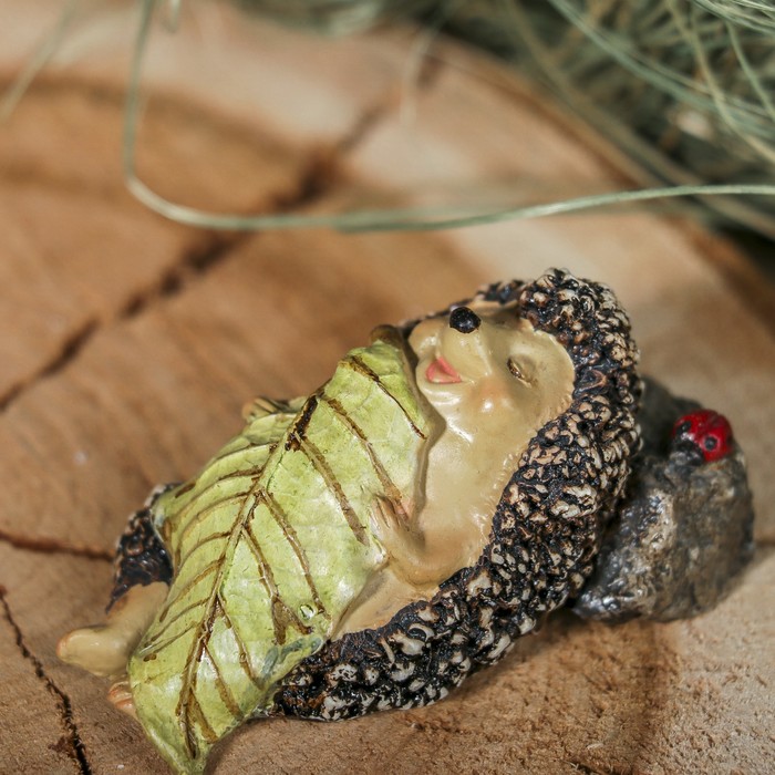 Сувенир полистоун &quot;Ежик спит под листом&quot; 7х3,5х3,5 см