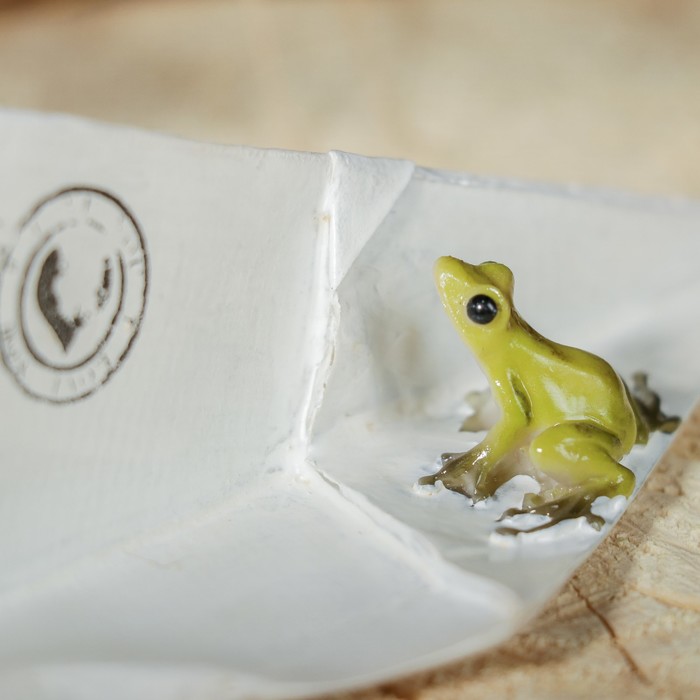 Сувенир полистоун "Бумажный самолетик с лягушкой" 13х7,5х4,5 см
