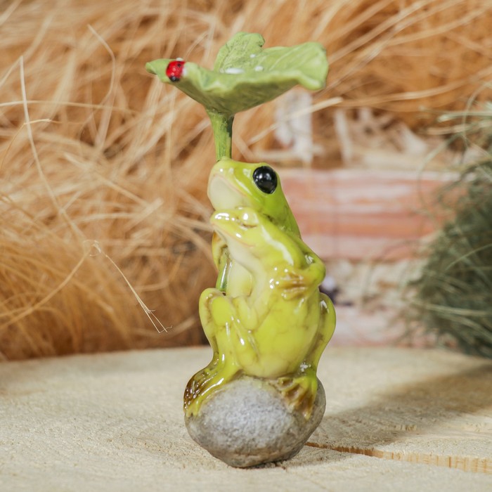 Сувенир полистоун "Лягушки под листом" 8х5х13 см