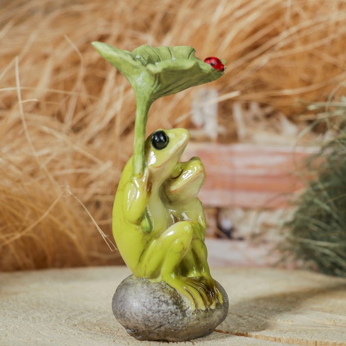 Сувенир полистоун "Лягушки под листом" 8х5х13 см