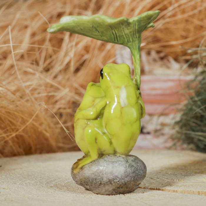 Сувенир полистоун "Лягушки под листом" 8х5х13 см