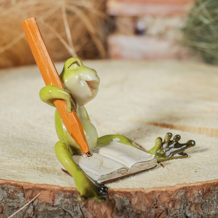 Сувенир полистоун "Лягушонок писатель" 10,5х7,5х8,5 см