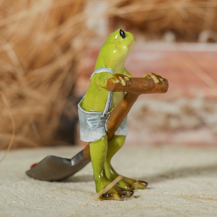 Сувенир полистоун "Лягушонок с лопатой" 8,5х3,5х7,5 см