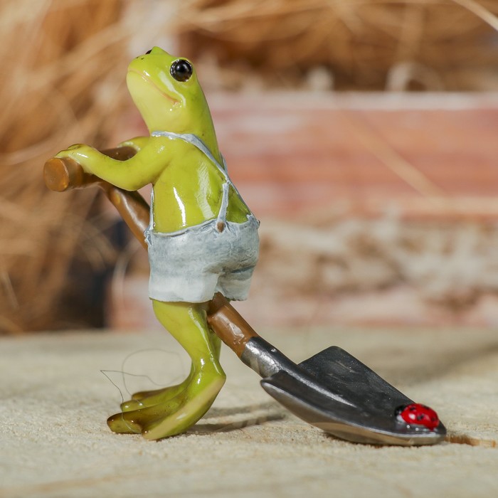 Сувенир полистоун "Лягушонок с лопатой" 8,5х3,5х7,5 см