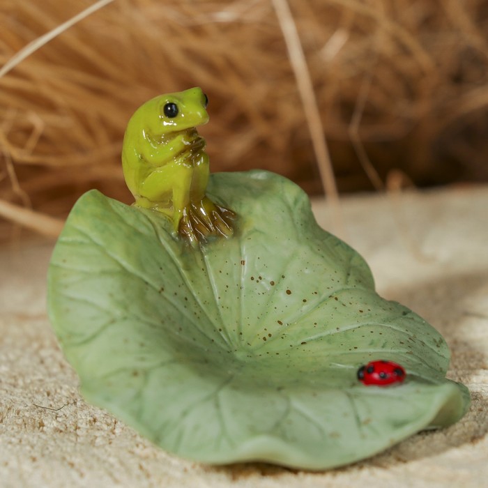 Сувенир полистоун "Лягушонок и божья коровка" 6,5х6,5х5 см