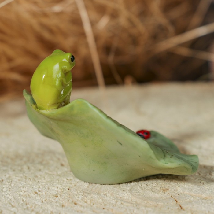 Сувенир полистоун "Лягушонок и божья коровка" 6,5х6,5х5 см