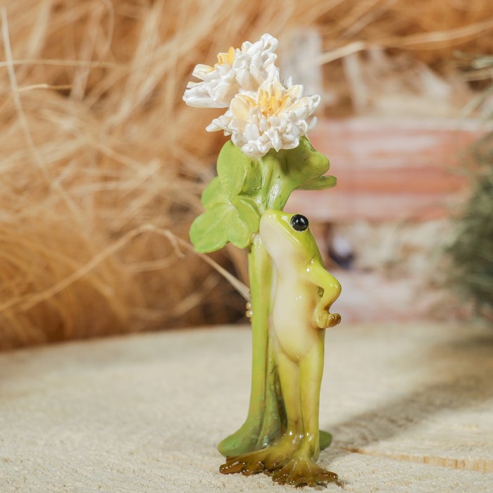 Сувенир полистоун "Лягушонок под цветком" 5,5х4,5х11,5 см