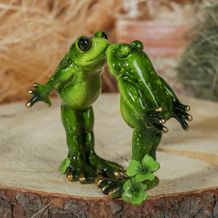 Сувенир полистоун "Лягушки целуются" 16х16 см