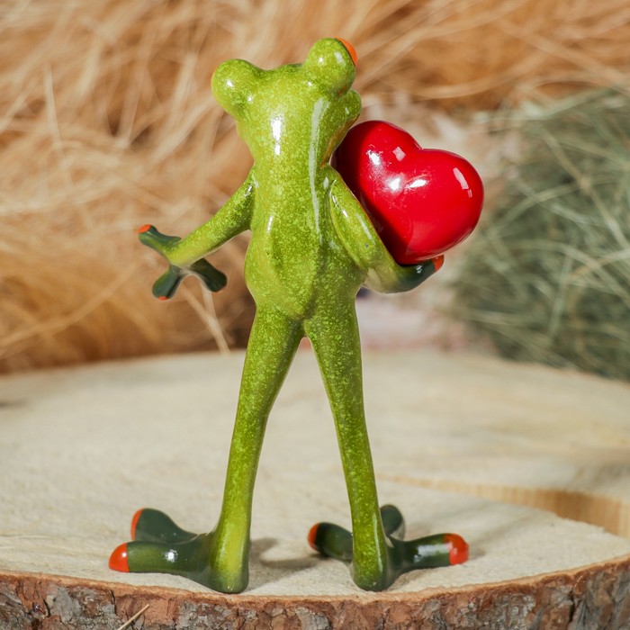 Сувенир полистоун "Лягушка с сердцем" 16х11 см