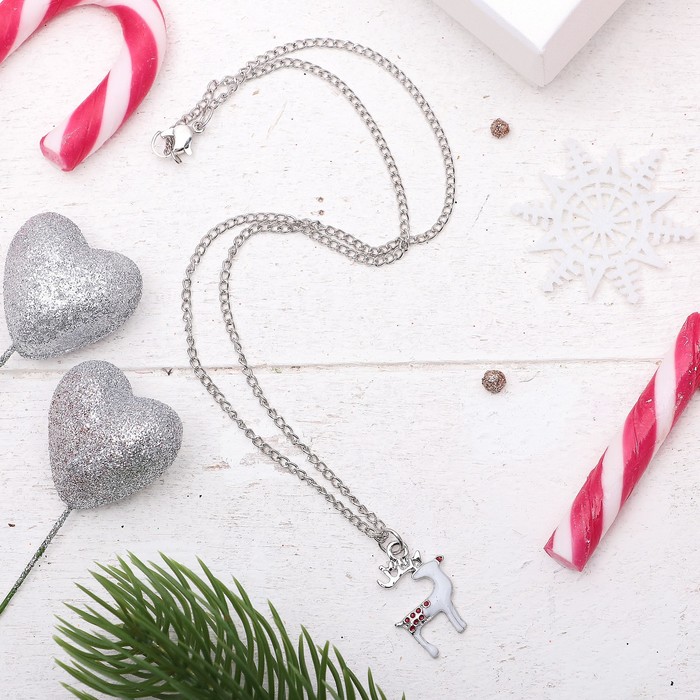 Кулон "Новогодний" олень, цвет красно-белый в серебре, 45 см