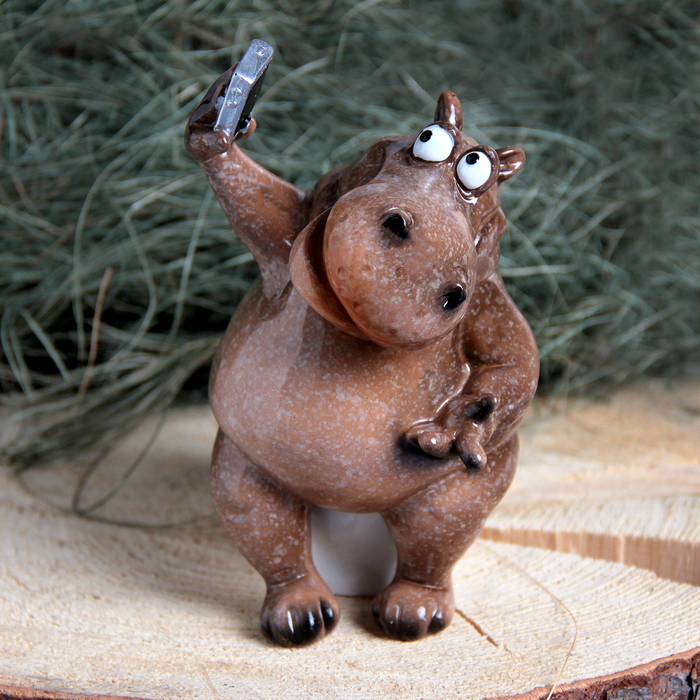 Сувенир полистоун "Бегемот селфи" 10х15х12 см