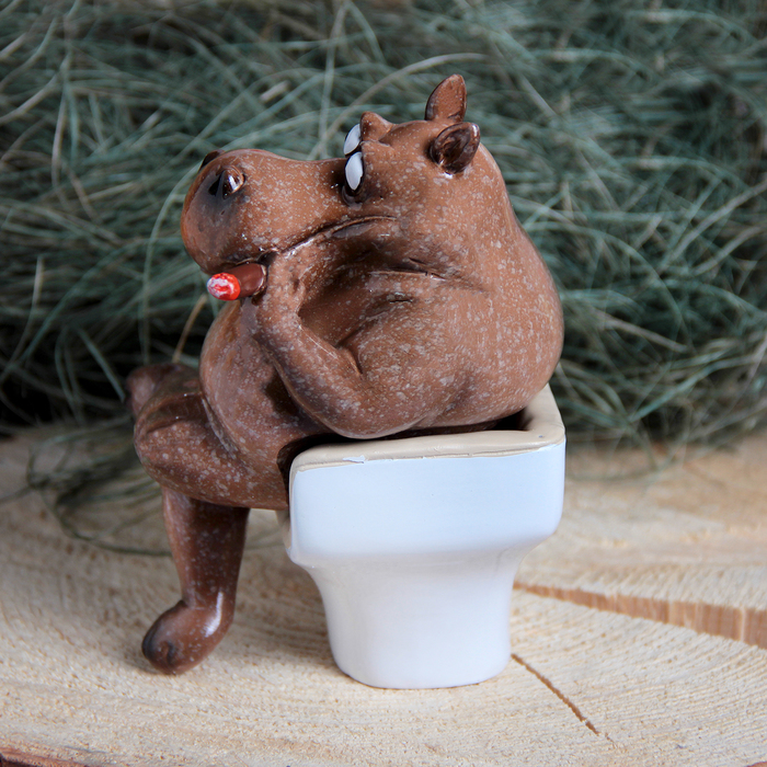 Сувенир полистоун "Бегемот босс" 9,5х14х10 см