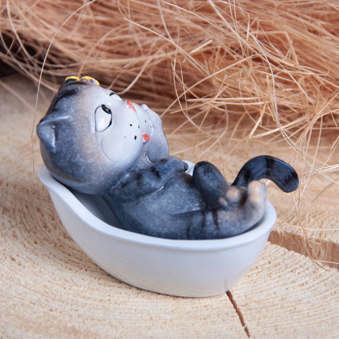 Сувенир полистоун "Котенок в ванной" 13х8х6 см