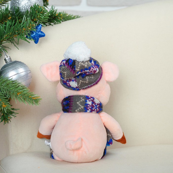 Мягкая игрушка "Свинюшка в шапочке с помпоном и шарфике"