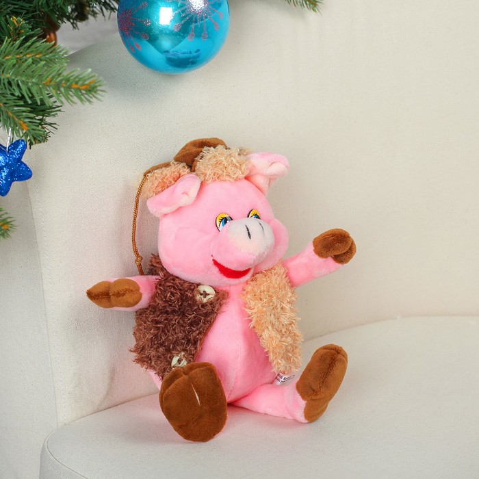 Мягкая игрушка "Свинюшка в шапке-ушанке и безрукавке с пуговками"