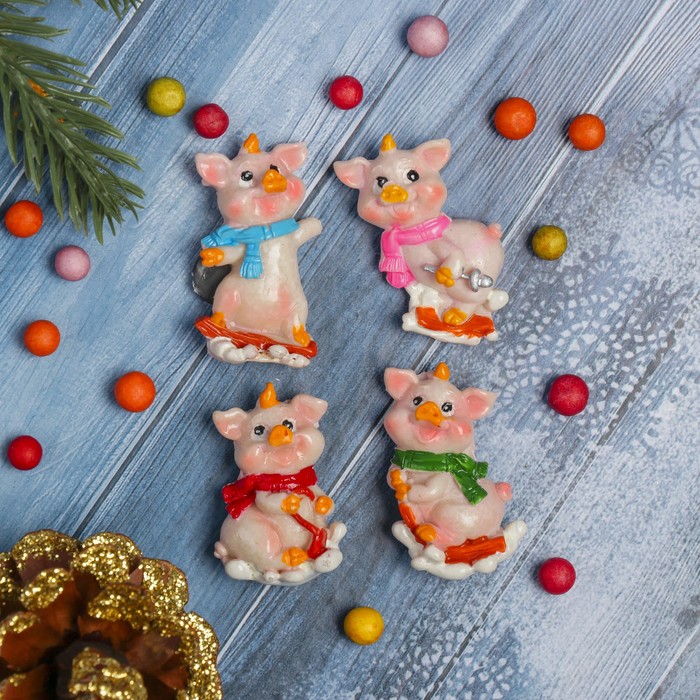 Магнит полистоун "Хрюшка на лыжах" МИКС 4,5х2,7 см