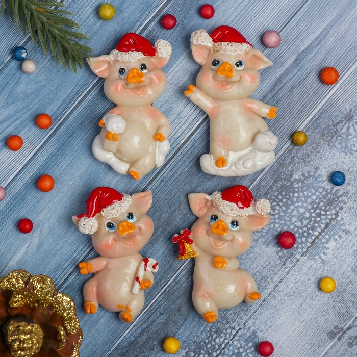 Магнит полистоун "Хрюшка в новогоднем колпачке" МИКС 7х4,2 см